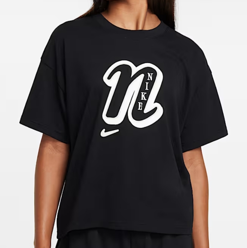 Nike Sportswear NWT Kids T-Shirt Large